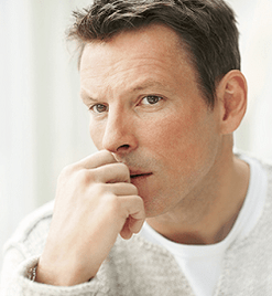 Un uomo pensava alla scarica durante la sua eccitazione